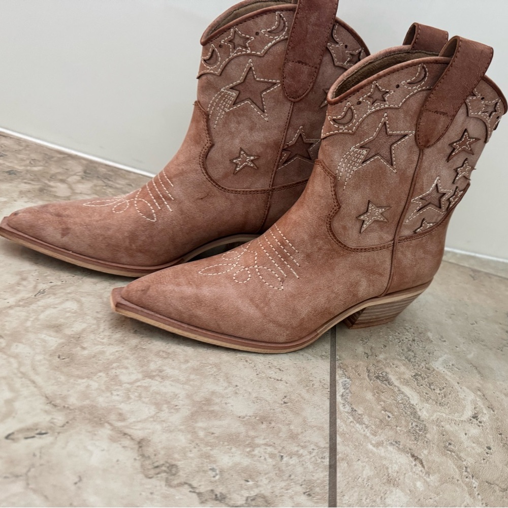 Shu Shop brand star boots sz 6